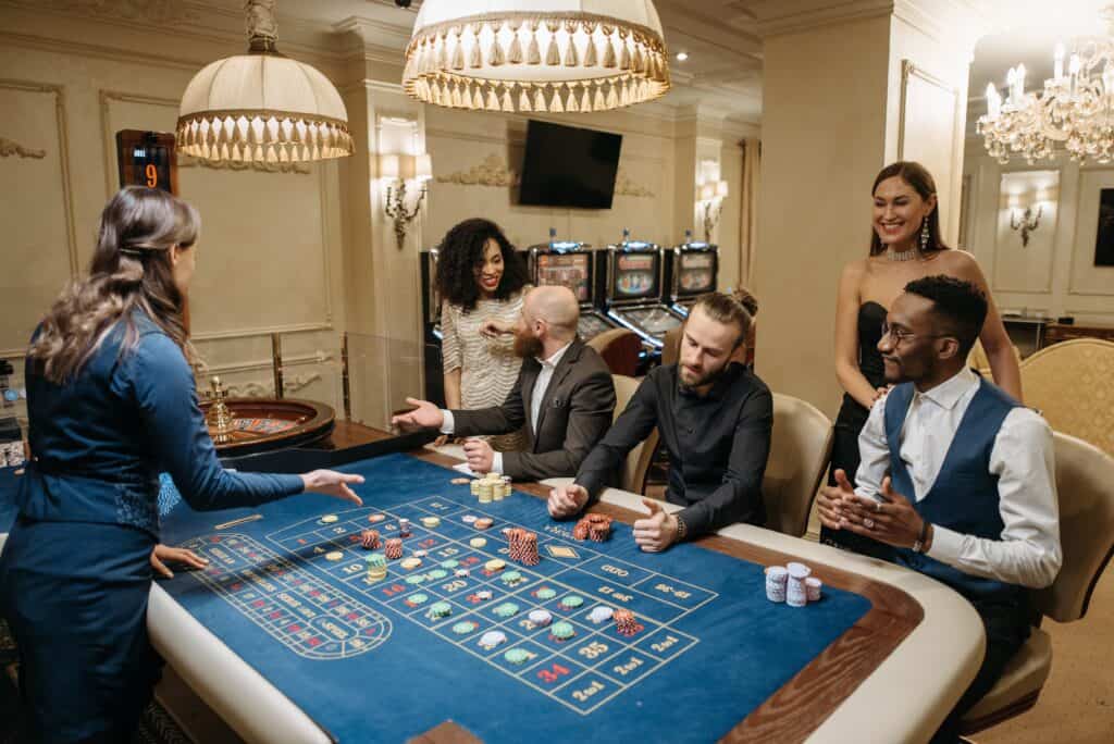 Vår vurdering og erfaring med Lilibet. Bilde av folk som spiller roulette på et casino.