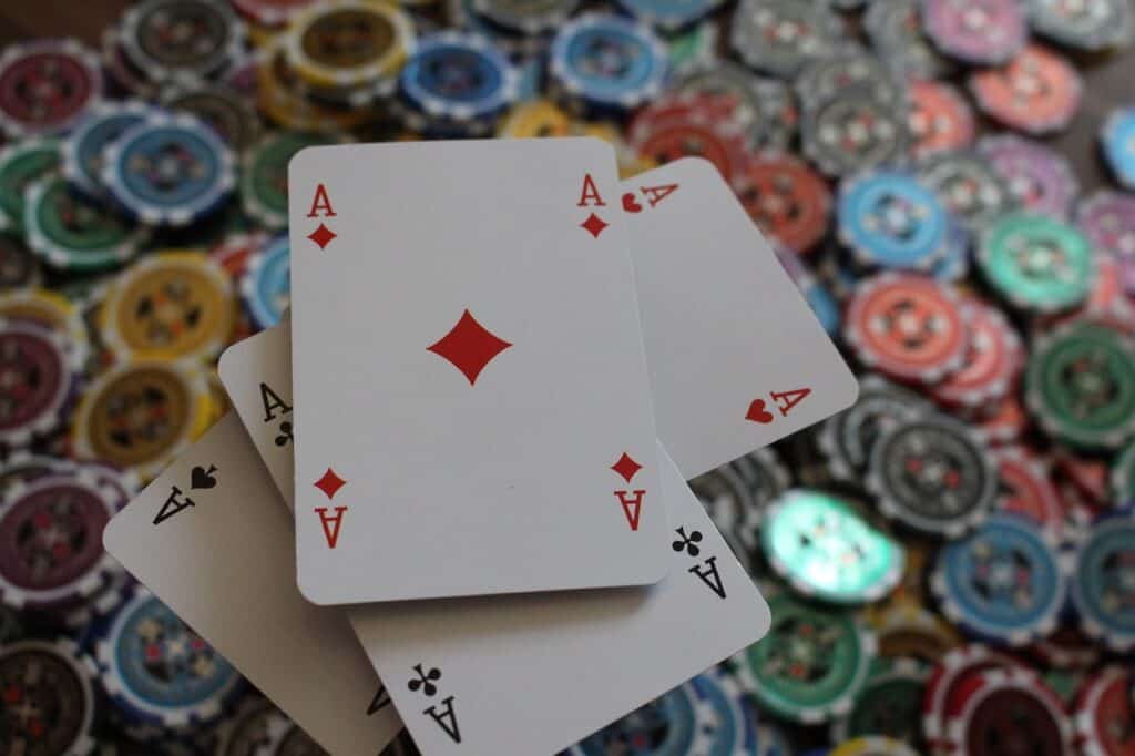 Vår erfaring med Rabona sine bonuser, funksjoner og odds. Bilde av noen kort og pokerchips.