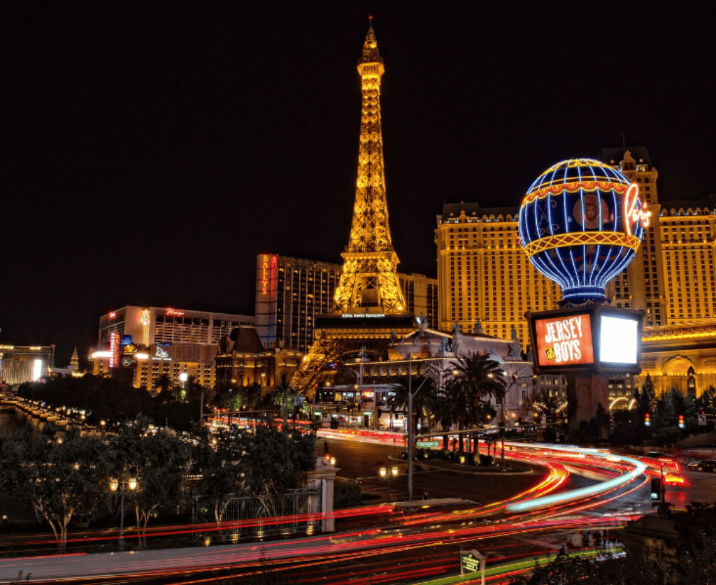 Vår erfaring med Sportaza sine tjenester, funksjoner og bonuser. Bilde av Las Vegas om natten.