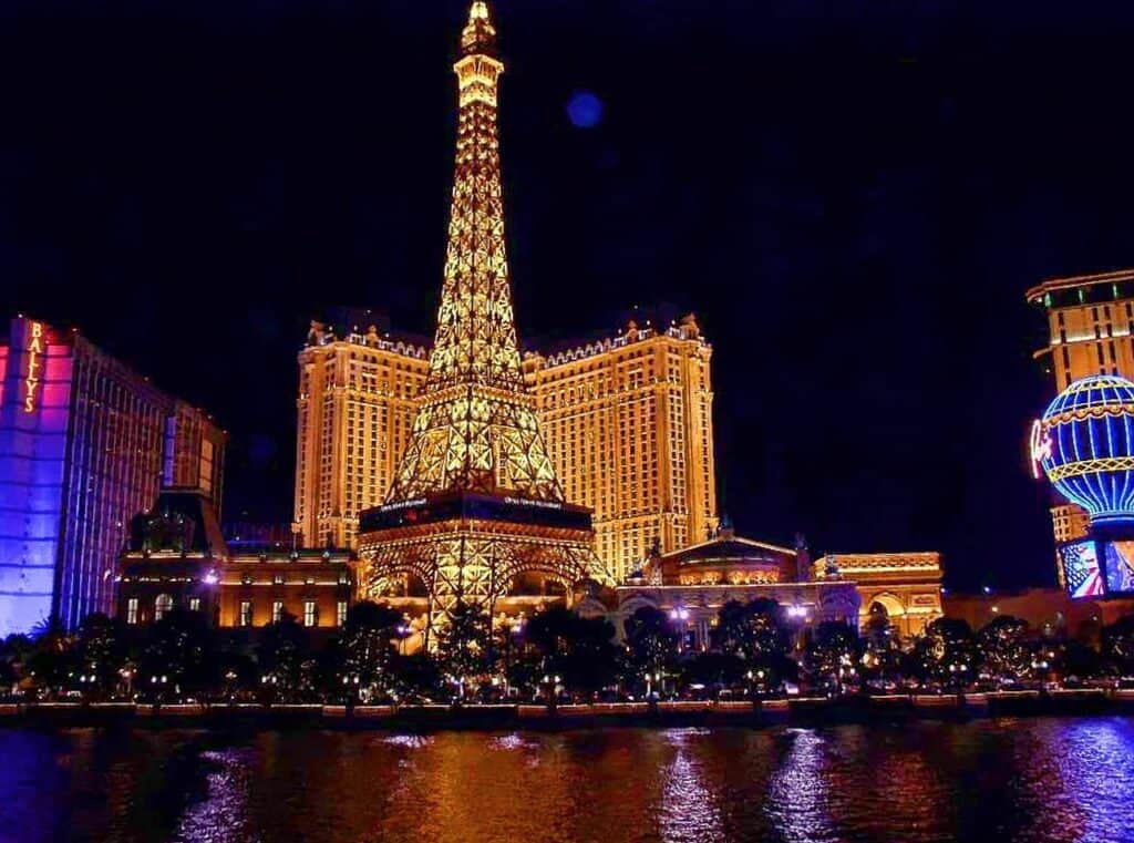 Shangri La Lisens. Las Vegas om natten.